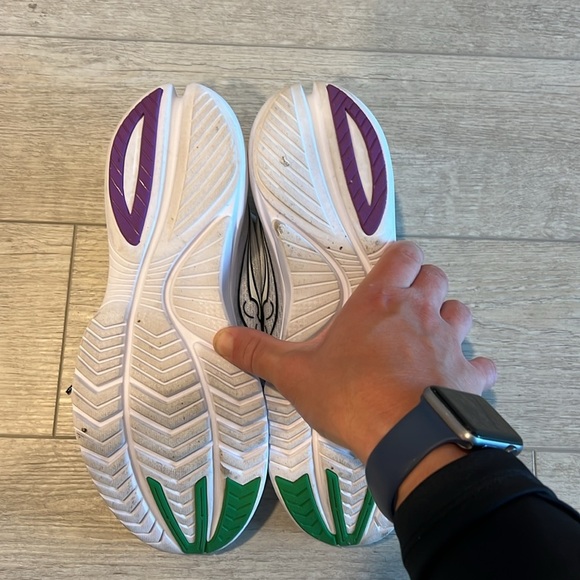 Saucony running shoes - Picture 4 of 8